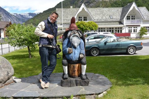 Hermann fra Tyskland stifter bekjentskap med en staut lokal kar fra Eidfjord ©Birgit Becker