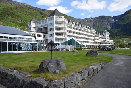 Hotel Ullensvang fikk vist seg fra sin beste side i det flotte sommerværet ©Guido Danneel