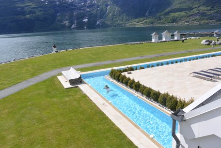 Hotel Ullensvang har flotte fasiliteter for de som vil ta seg en svømmetur ©Åsmund Tveit