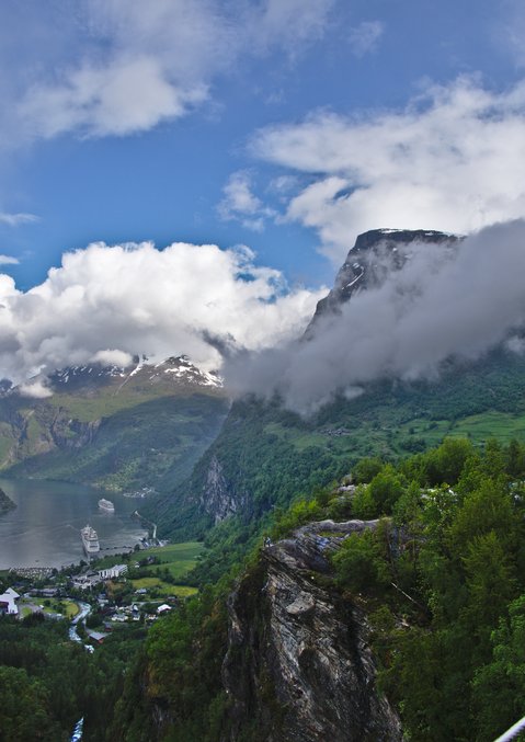 Flott utsikt over Geiranger og fjellene rundt fra Flydalsjuvet ©George Perfect