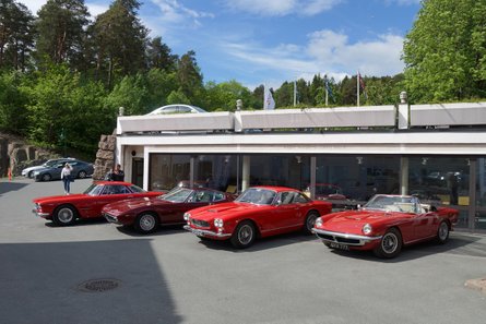 Disse står seg godt mot Hegnar's samling av eksklusive engelske biler bak vinduene ©John Gove