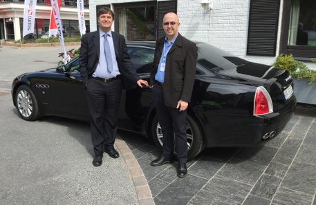 Den italienske ambassadøren ankommer Holmen Fjordhotel i QP5 med Øystein, sin privatsjåfør for dagen ©Øystein Bakken