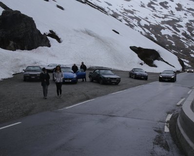 De første bilene ankommer parkeringen ved den nye utsiktsplattformen på Nasjonal Turistveg Gaularfjell ©Staffan Wohrne