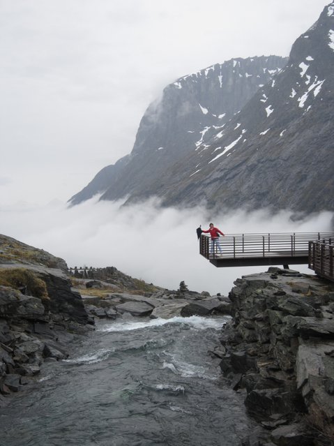 Litt for tett tåke spolerte utsikten ned på veien opp Trollstigen ©Aurel Koenig