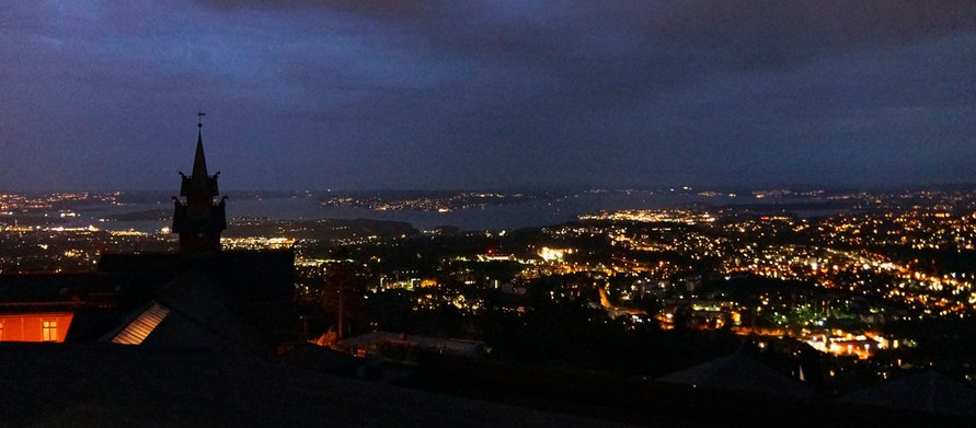 Kveldsutsikt over Oslo fra Holmenkollen Park Hotell ©John Gove