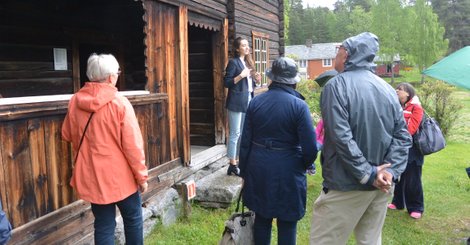Deltakerne fikk lære litt om livet på gård i Valdres i gamle dager ©Åsmund Tveit