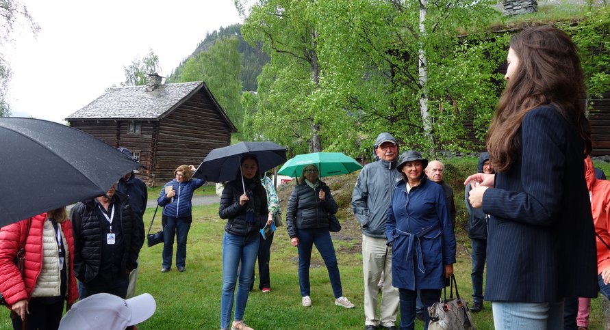 Guiden vår på Valdres Folkemuseum var ikke redd for å bli våt ©Jens Holger Nilsen